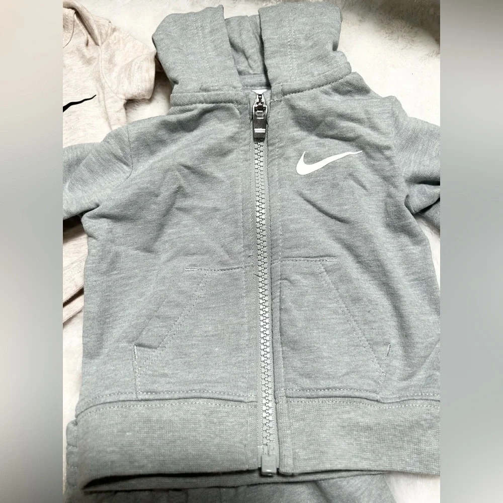 BOYS NEWBORN 3 PIECE NIKE JOGGER & ONESIE - Picture 4 of 4